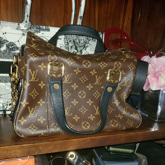 Louis Vuitton - Picture 3 of 3